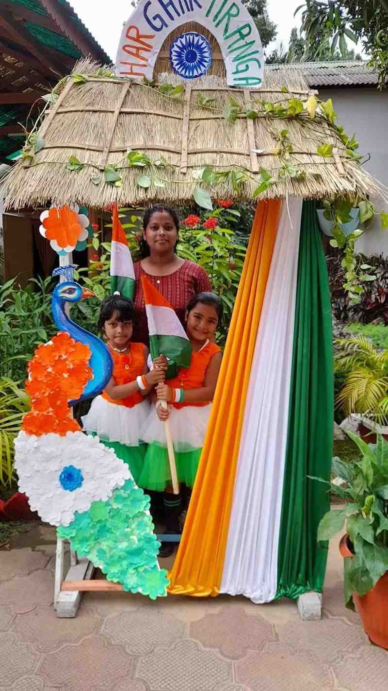 Tricolour selfie stand