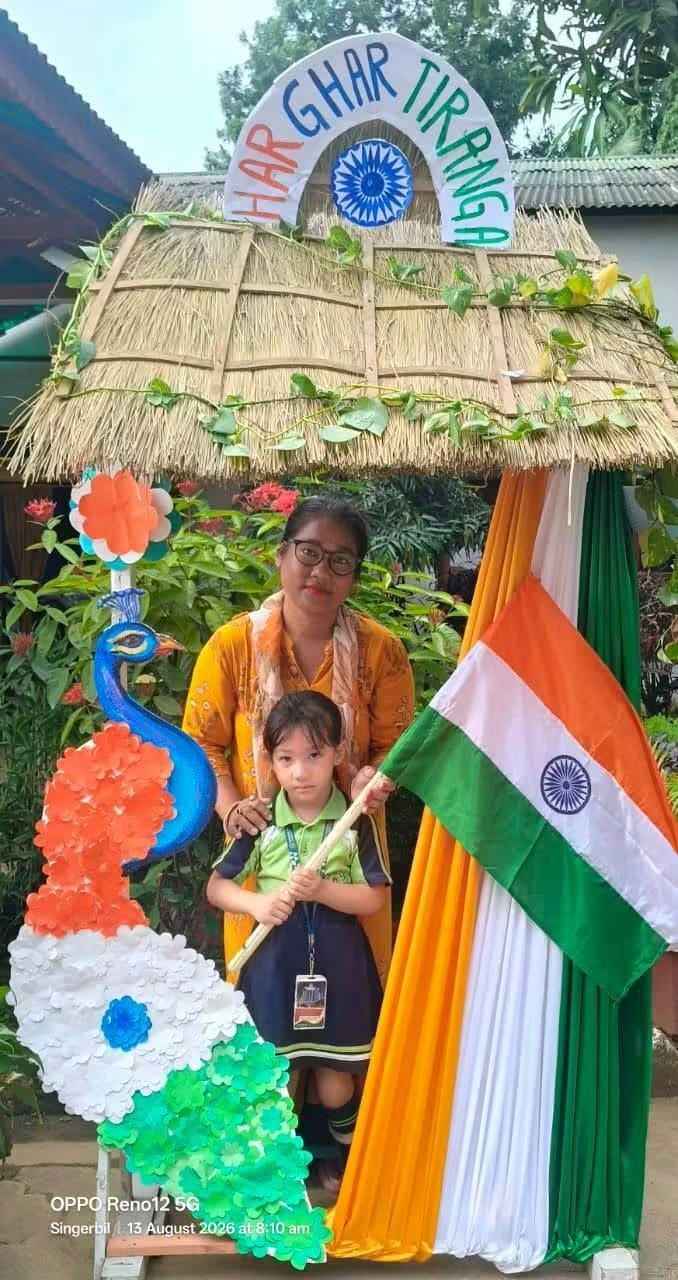 Tricolour selfie stand