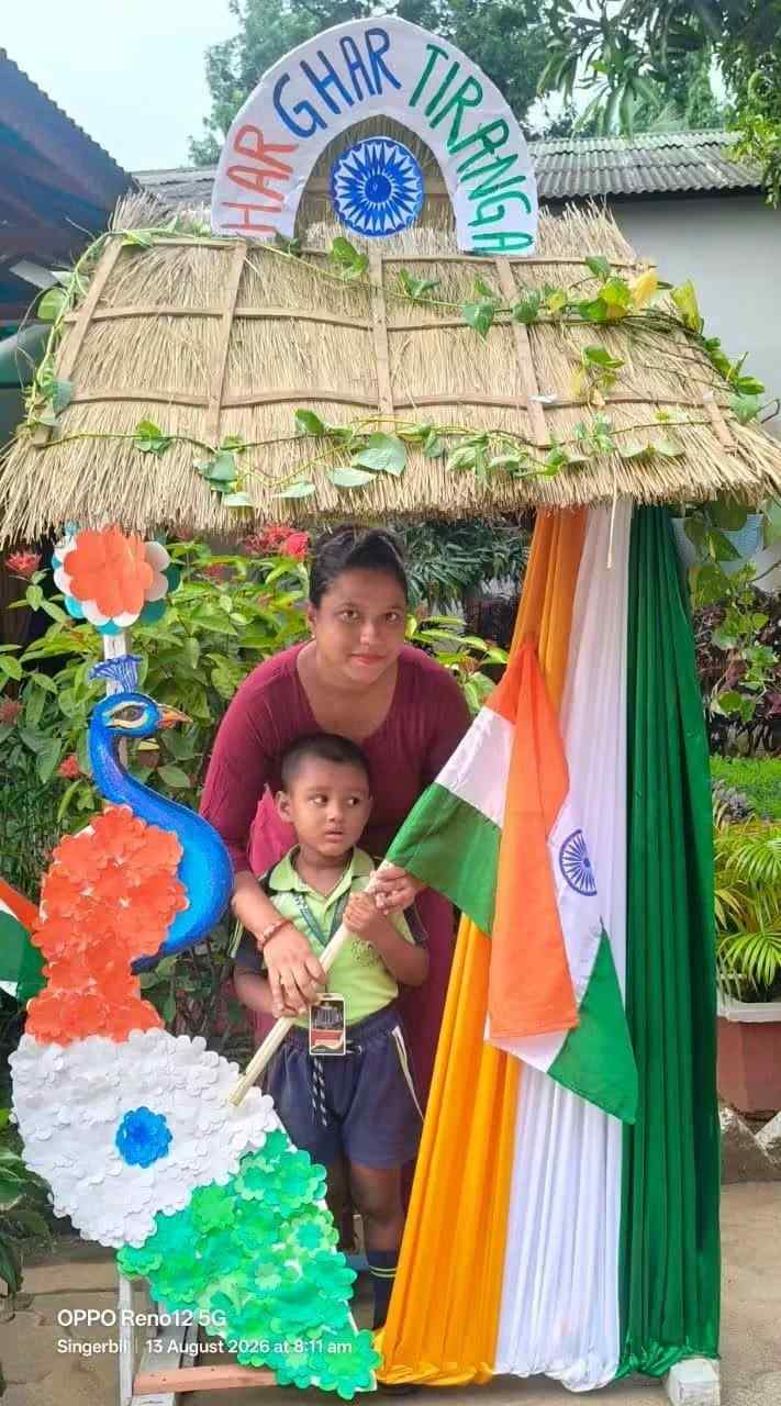 Tricolour selfie stand
